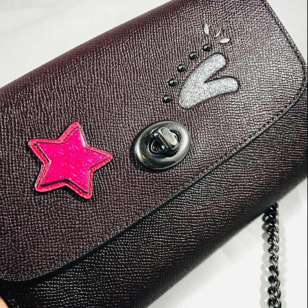 New Coach Bear Chain Crossbody Handbag Qb/oxblood - Picture 3 of 16